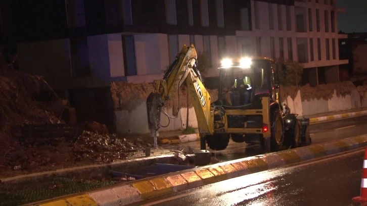 Pendik’te aşırı yağış nedeniyle istinat duvarı çöktü
