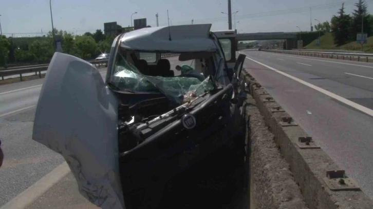 Pendik’te cip ile çarpışan ticari aracın sürücüsü araç içinde sıkıştı
