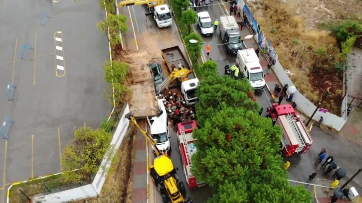 Pendik’te çöken istinat duvarı nedeniyle servis aracına sıkışan kişi kurtarıldı
