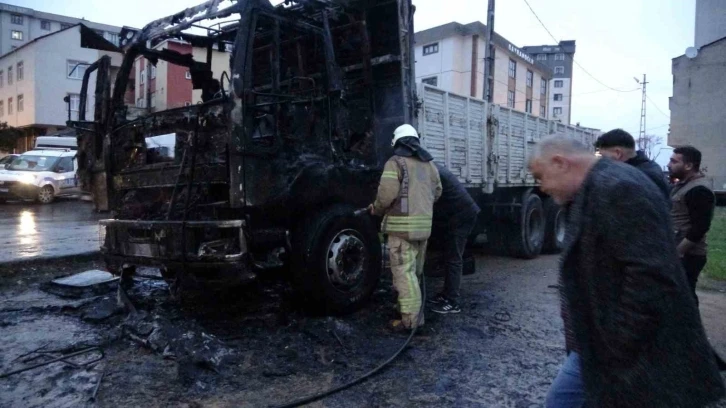 Pendik’te kamyonun alev alev yandığı anlar kamerada
