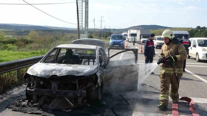 Pendik’te kiralık araç alev alev yandı
