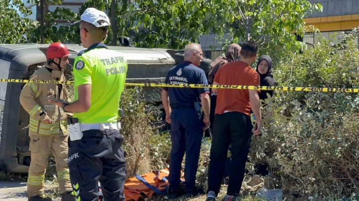 Pendik’te kontrolden çıkan araç kaldırımda yürüyen yayayı ezdi
