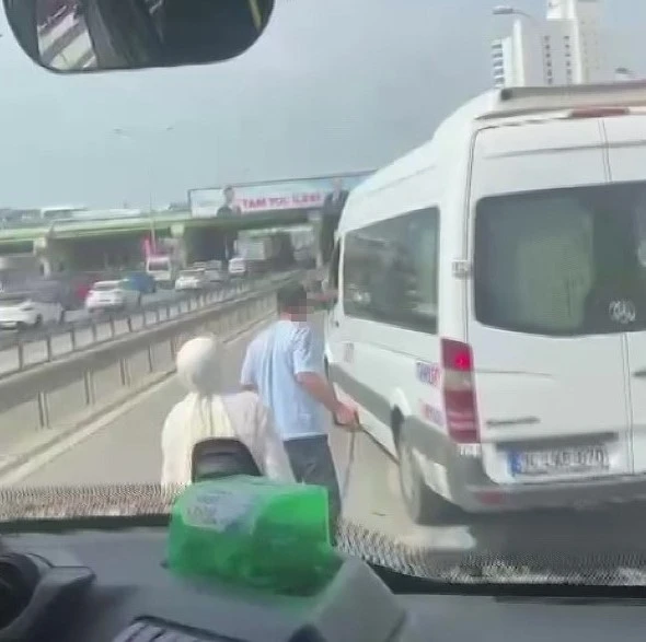 Pendik’te minibüs sürücülerinin bıçaklı tartışması kamerada
