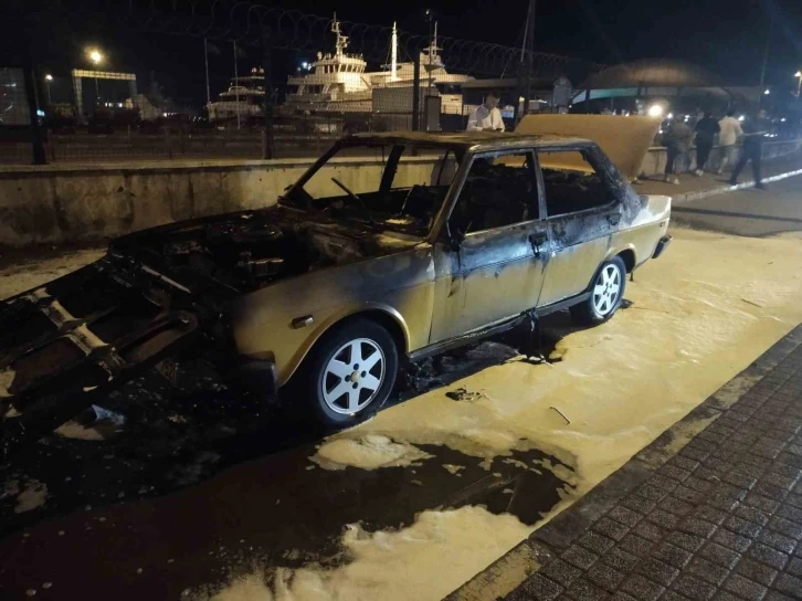 Pendik’te otomobil alev alev yandı
