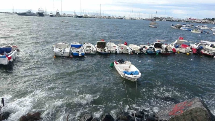 Pendik’te şiddetli rüzgar nedeniyle 4 balıkçı teknesi battı
