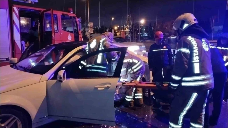 Pendik’te virajı alamayan ehliyetsiz sürücü otomobile çarptı: 1 yaralı
