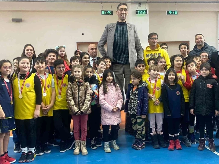 Peribacalarına gelen ’dünyanın en uzun insanı’ Sultan Kösen: "Burada benden daha uzunu var"
