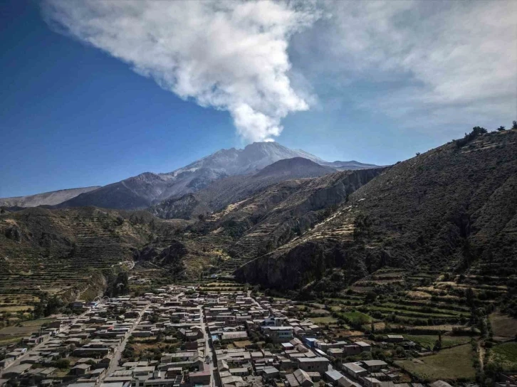 Peru’da Ubinas Yanardağı patladı, acil durum ilan edildi
