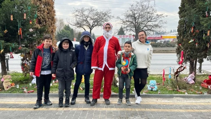 Petrol istasyonunda çocuklara yılbaşı sürprizi
