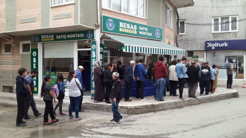 Bursa'da iftar vaktinde pide kuyruğu