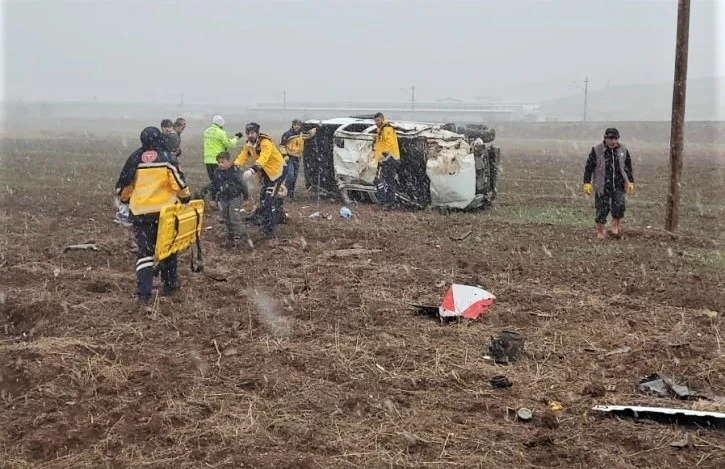 Pikap tarlaya uçtu: 1’i bebek 5 yaralı