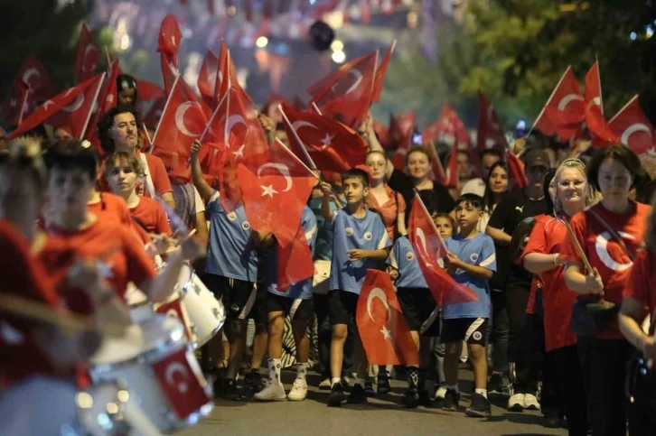 Pinhani Gemlik’te binlerce kişiyi coşturdu
