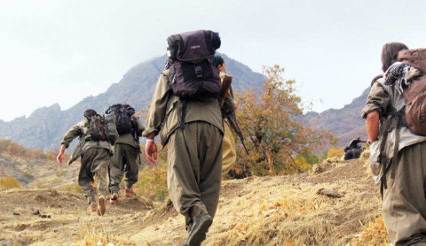 Van'da yol kesen PKK'lılar yolcu otobüsü yaktı