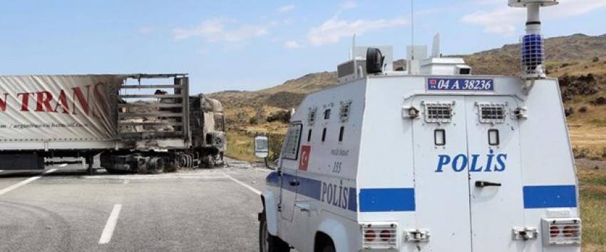 PKK üyeleri Ağrı'da TIR yaktı