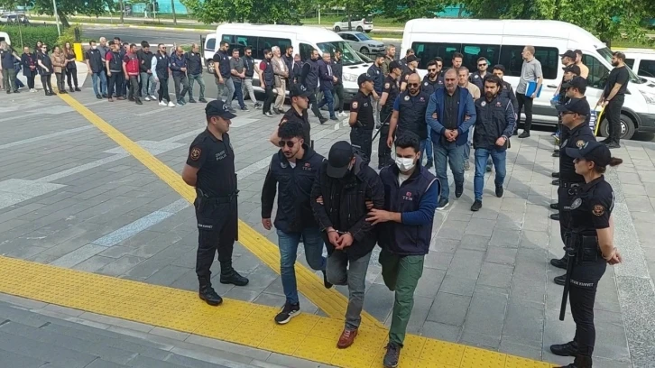 PKK’nın üst düzey yetkilisi Duran Kalkan’ın korumasının yakalandığı operasyonda 21 kişi tutuklandı