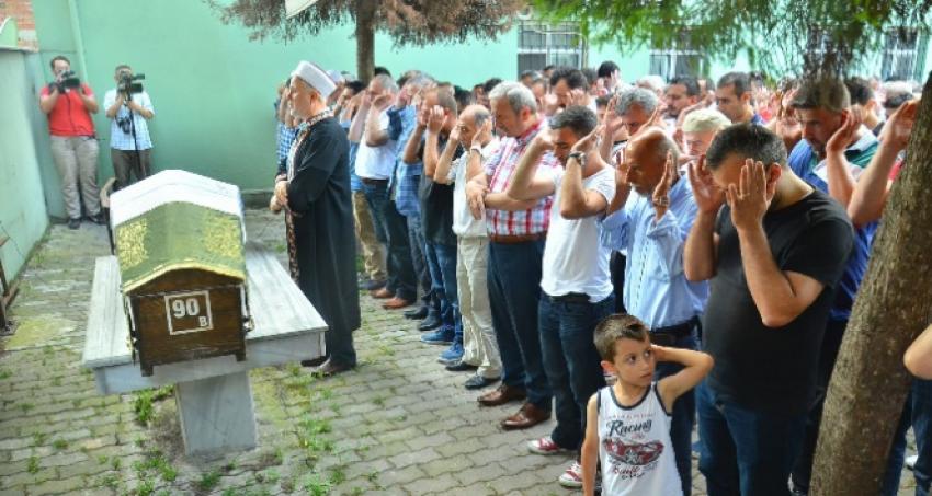 Plajda ölü bulunan gençler toprağa verildi