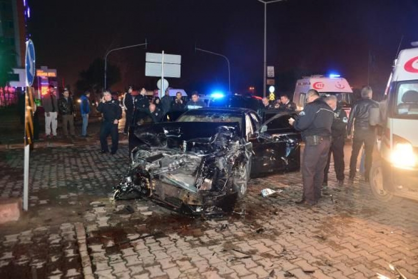 Zırhlı polis aracı ile otomobil çarpıştı: 3'ü polis 6 yaralı