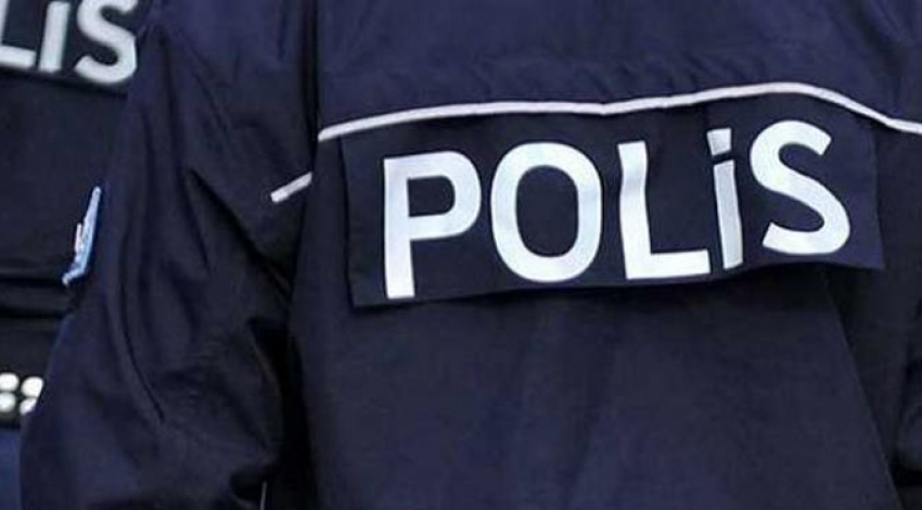 Yolda bulduğu yaralı koyunu polise teslim etti