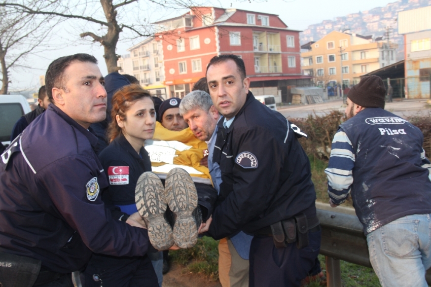 Polis ekiplerine midibüs çarptı: 3 polis yaralı