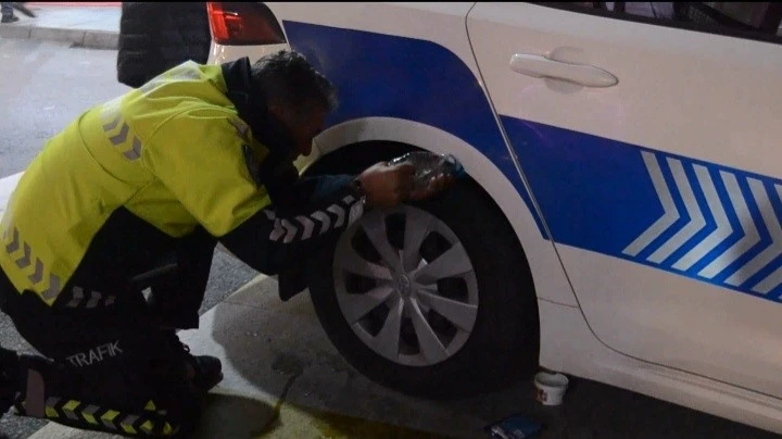 Polis aracına giren kedi için polis ve itfaiyeciler seferber oldu
