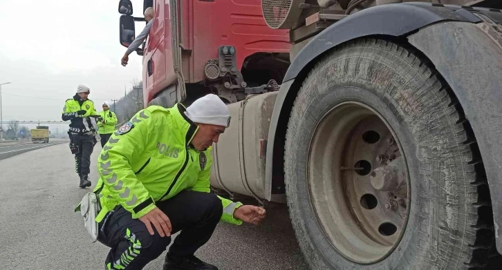 Polis ekiplerinden Bolu Dağı’nda kış lastiği uygulaması
