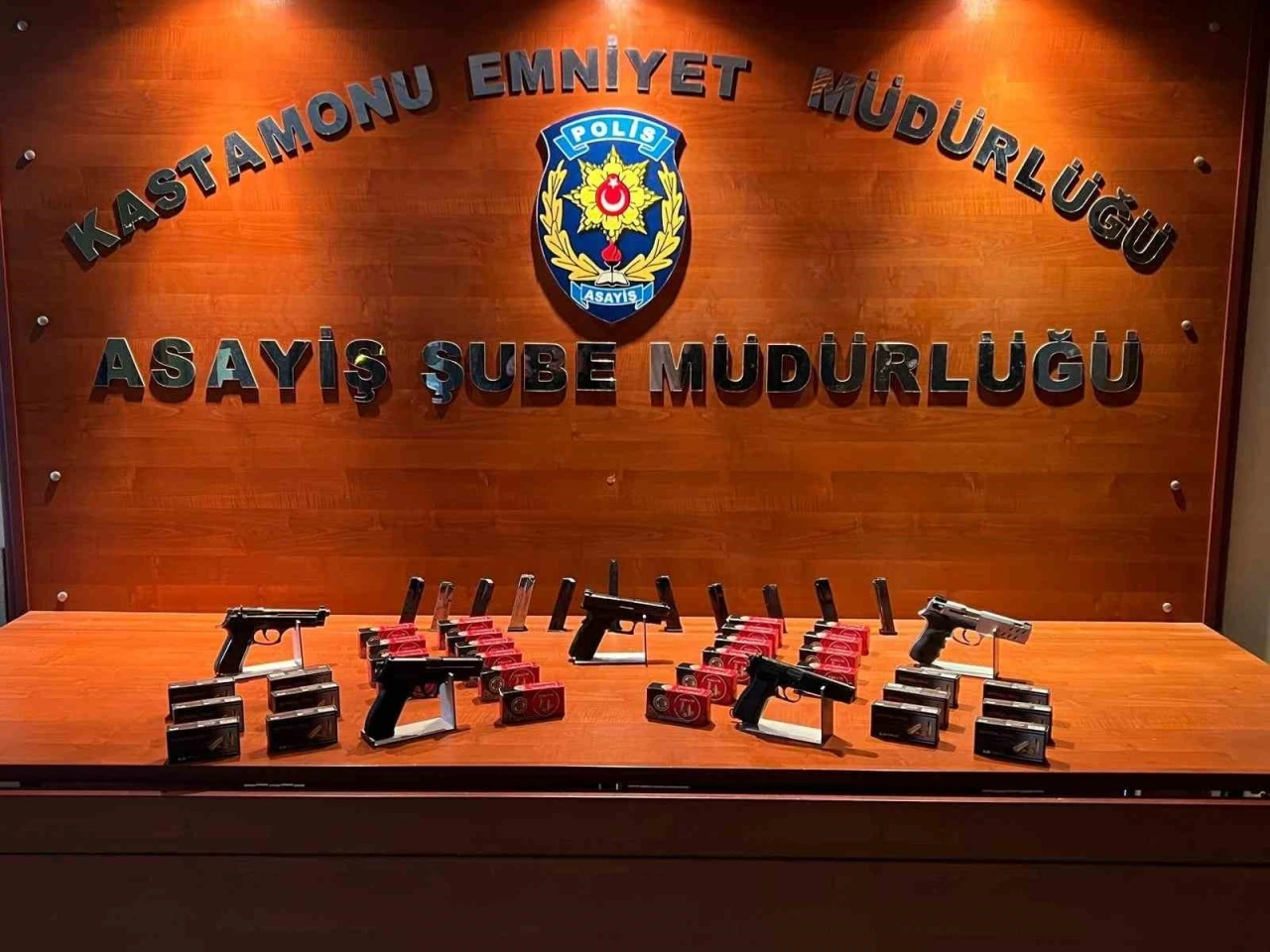 Polis ekiplerinin arama yaptığı evden 4 tane tabanca çıktı: 1 gözaltı
