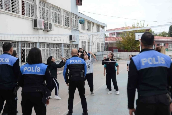 Polis öğrencilere kitap dağıtıp, voleybol oynadı
