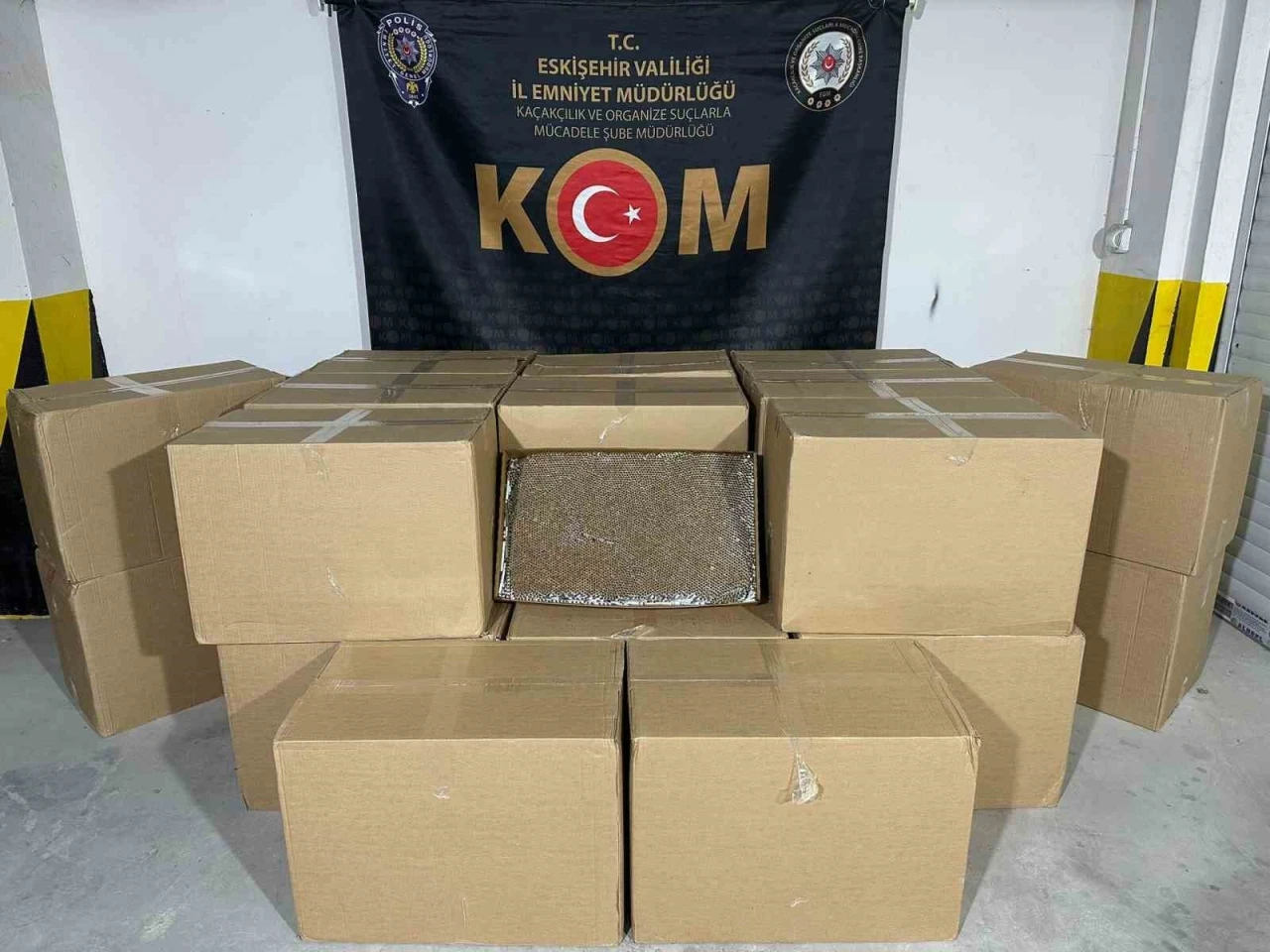 Polis tarafından 900 bin lira değerinde kaçak makaron ele geçirildi
