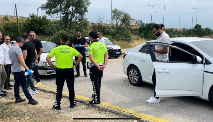 Polis, uygulamadan kaçan aracın peşine düştü: Kaçarken uyuşturucu madde attılar
