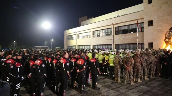 Polis ve komandolar uyuşturucu satıcılarına birlikte darbe indirdi
