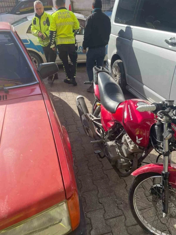 Polisin dikkati ile sahte plakalı motosiklet ele geçirildi
