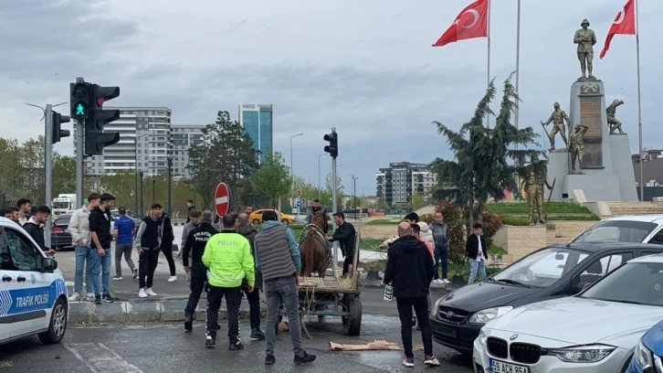 Polisin dur ihtarına uymayan at arabası ortalığı birbirine kattı
