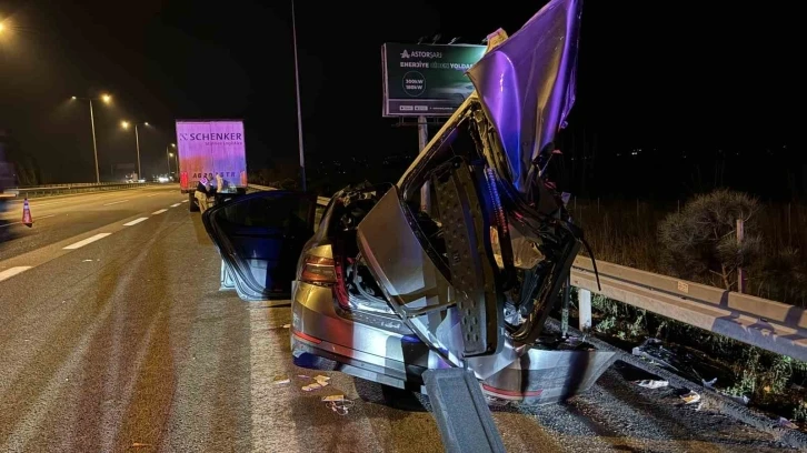 Polislerin içinde bulunduğu otomobil tıra çarptı: 1 ölü 2 yaralı
