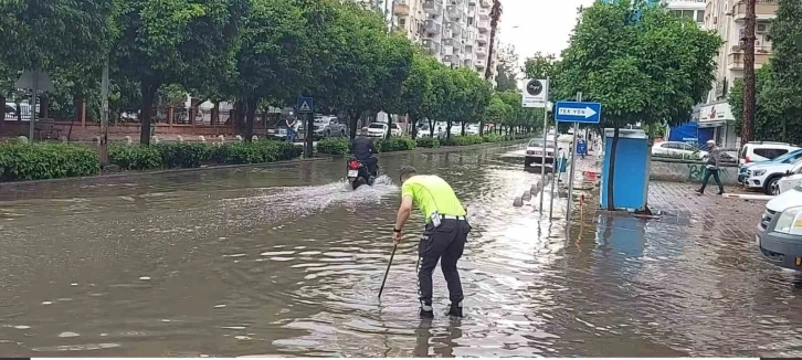 Polisten örnek davranış: Su dolu caddede tıkanan rögarı açtı
