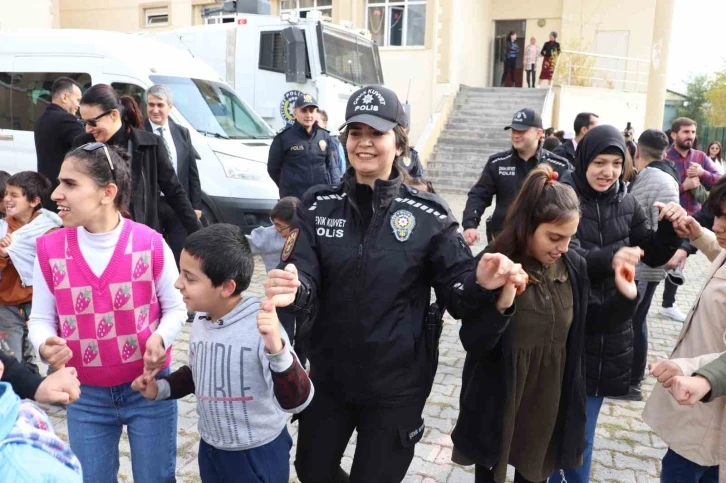 Polisten özel öğrencilere yaş pasta ve halay sürprizi
