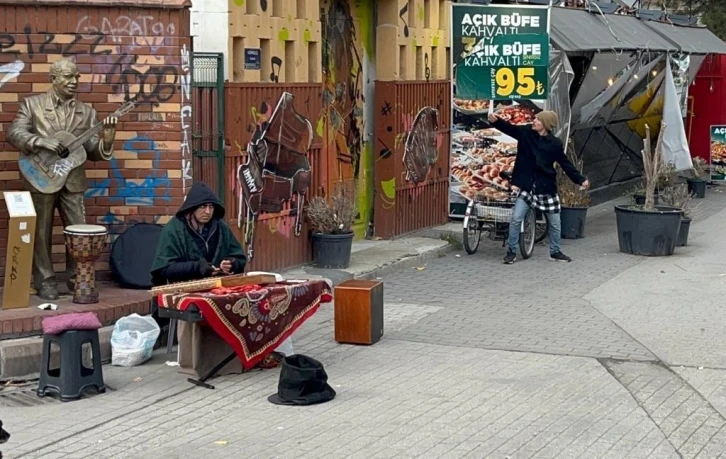 Poşeti koklayıp grafitiye yumruk savurdu
