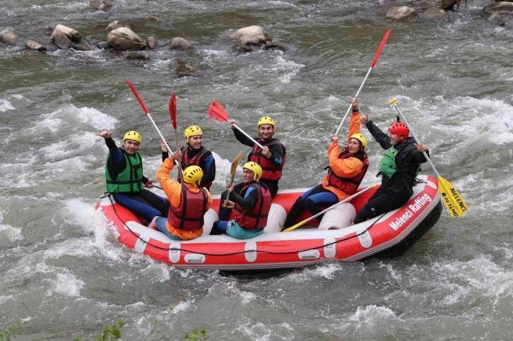 Protokol üyeleri rafting yaptı
