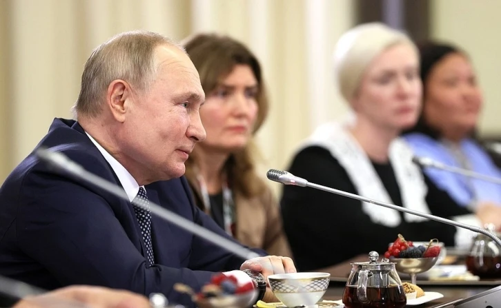 Putin savaştaki askerlerin anneleriyle bir araya geldi