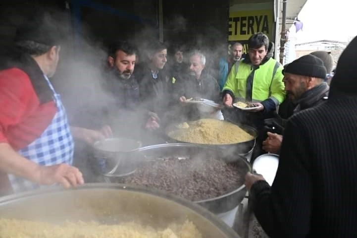 Pütürge Belediyesinden depremzedelere günlük sıcak yemek
