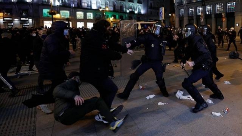 Gençlere polis müdahalesi: 43 yaralı, 20 gözaltı