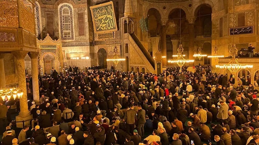 Ayasofya Camii'nde 88 yıl sonra ilk teravih namazı!