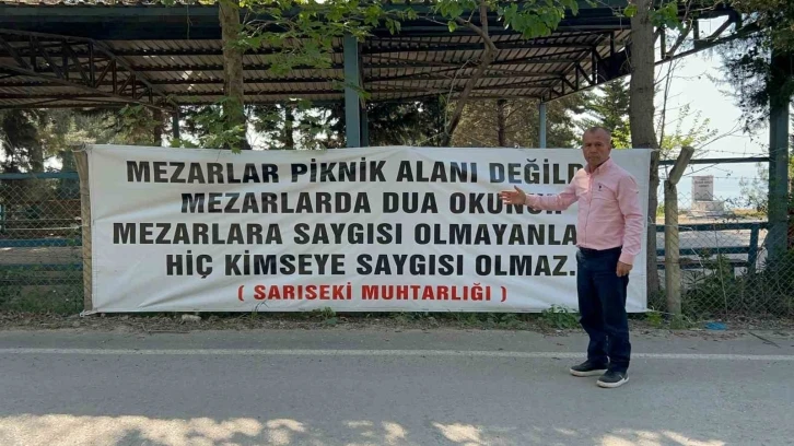 "Mezarlar piknik alanı değildir" diyen muhtar, mezarlıklarda pikniği yasakladı