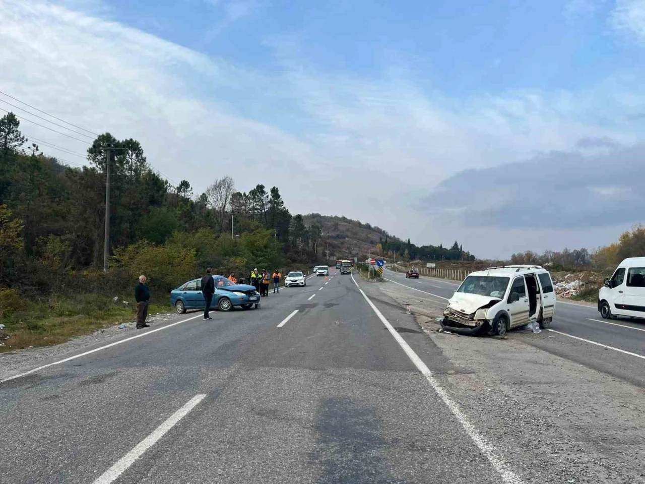 "U" dönüşü yapan otomobil hafif ticari araçla çarpıştı: 6 yaralı
