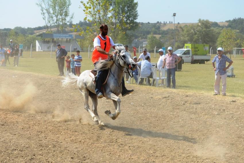 Rahvan'da jokeyler tozu dumana kattı