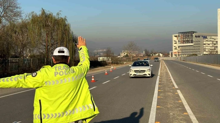 Radarla hız denetiminde 77 sürücüye ceza kesildi
