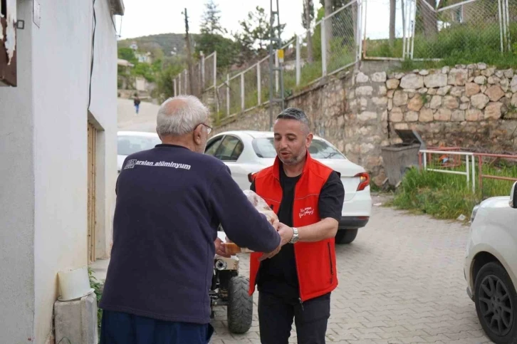 Ramazan ayı boyunca yaşlı ve bakıma muhtaç kişilere sıcak yemek dağıtıldı
