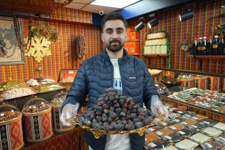 Ramazan ayının vazgeçilmezi hurma tezgaha indi
