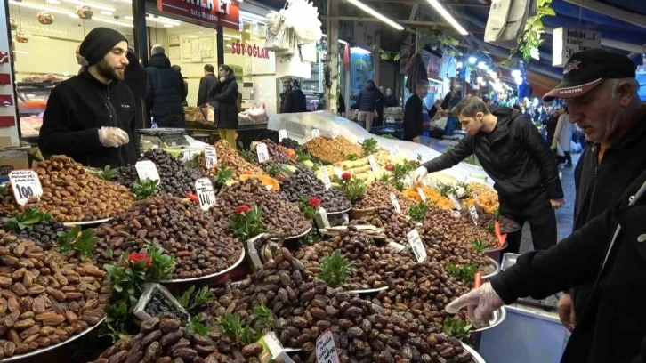 Ramazan ayının vazgeçilmezi hurma tezgâhlarda yerini aldı