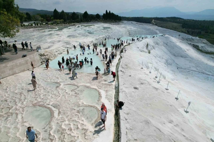 Ramazan Bayramı’nda yerli turistler Pamukkale’ye akın etti
