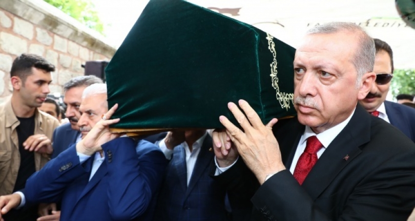 Cumhurbaşkanı Erdoğan cenazede duyurdu! '2019 yılına onun adını vereceğiz'